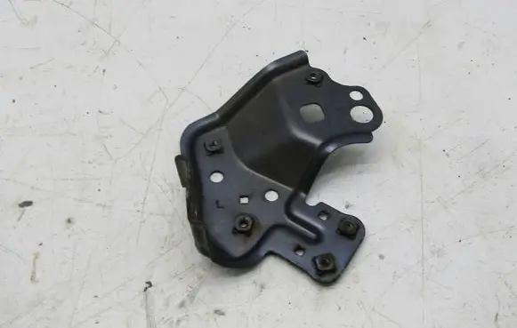 Toyota RAV 4 (XA40) Fender mounting bracket 1111