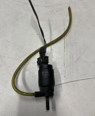 Volkswagen PASSAT B4 Windscreen/windshield washer pump 1H5955651