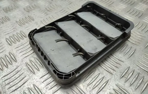Peugeot 2008 II Quarter panel pressure vent 9831031680