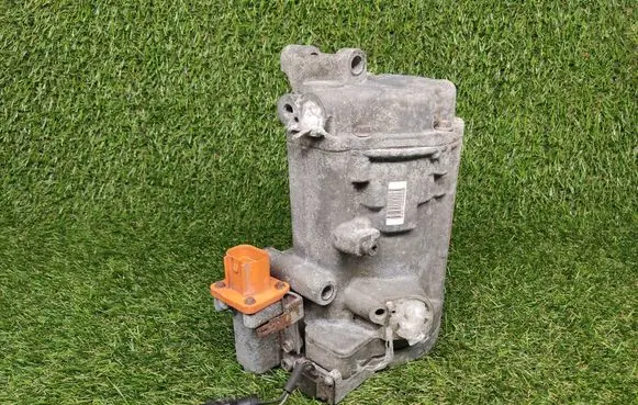 Volkswagen Jetta VI Air conditioning (A/C) compressor (pump) 5C0820803F