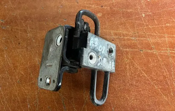 Audi A3 S3 A3 Sportback 8P Front door lower hinge 8E0831412E
