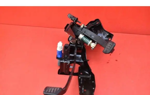 Accelerator throttle pedal