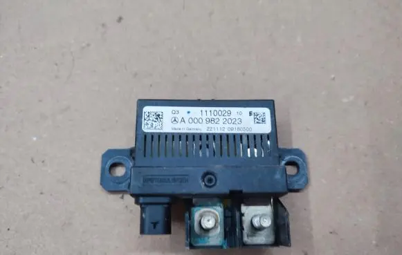 Mercedes-Benz E W212 Charging relay A0009822023