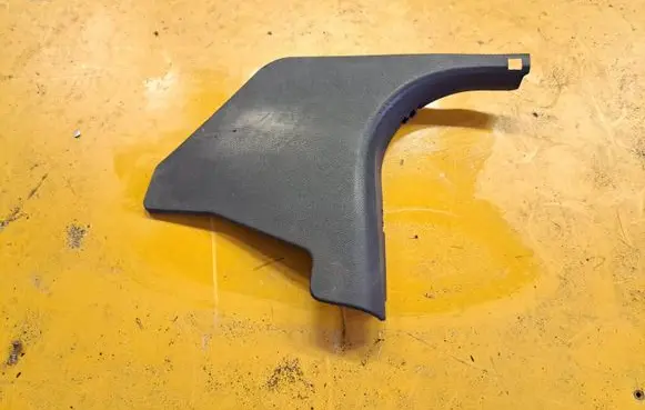 Mercedes-Benz E W212 Foot area side trim A2126800506