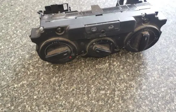 Volkswagen Touran I Climate control unit