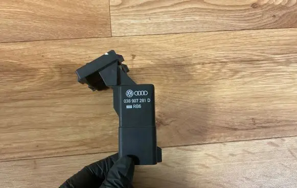 Volkswagen PASSAT B6 Glow plug pre-heat relay 038907281D