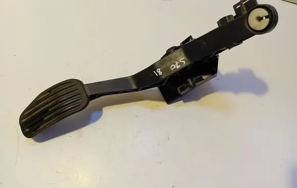 Volvo S70 V70 V70 XC Accelerator throttle pedal 6842390