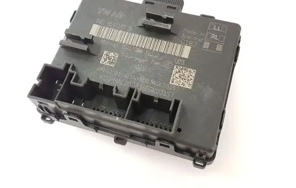 Volkswagen Tiguan Door control unit/module 8W1959595D