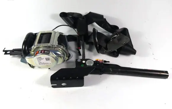 Chevrolet Silverado Front seatbelt 84459242