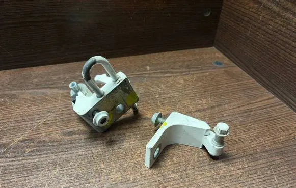 Volkswagen Transporter - Caravelle T5 Front door lower hinge 7H0831412A 7H0831402B