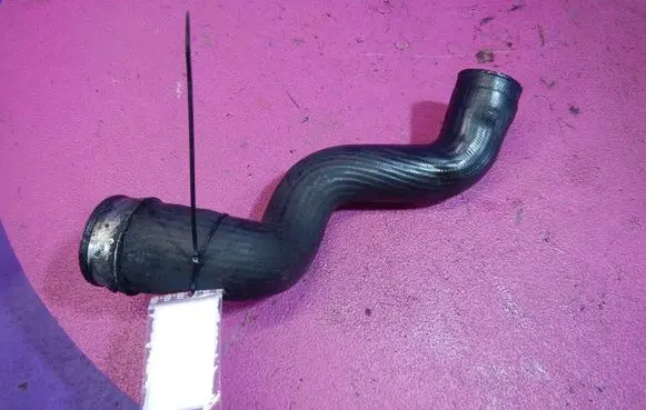Volkswagen PASSAT B5.5 Intercooler hose/pipe 