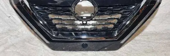 Nissan Qashqai J12 Front bumper upper radiator grill