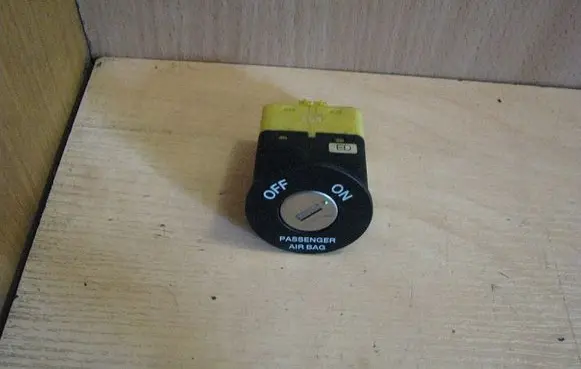 KIA Ceed Passenger airbag on/off switch 