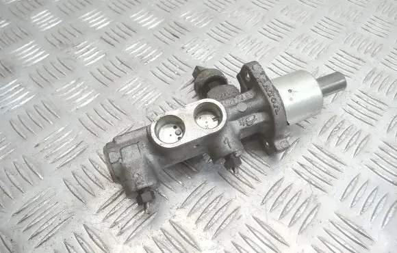 Volvo S70 V70 V70 XC Master brake cylinder 9140251