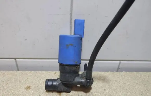 Volvo V60 Windscreen/windshield washer pump AV6113K082AA