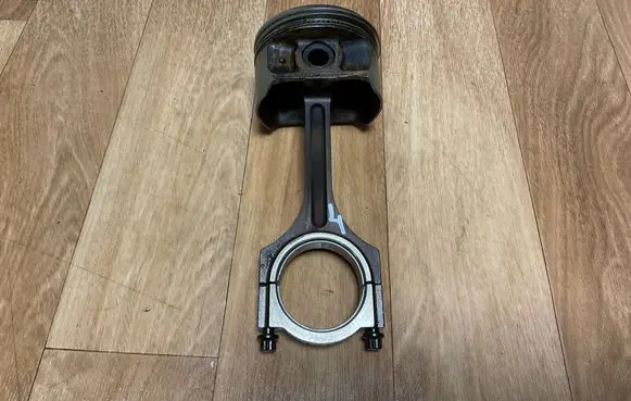 Hyundai Coupe Piston with connecting rod 