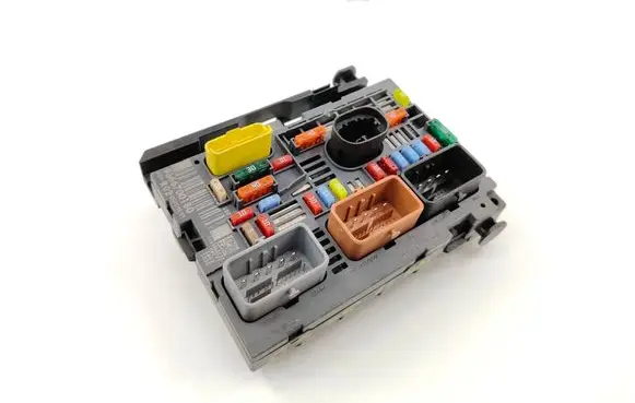 Peugeot 207 CC Fuse module 9666700180
