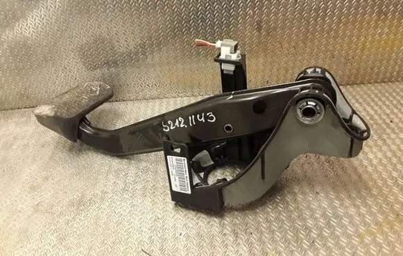 Mercedes-Benz E W212 Brake pedal 2042902201 A2042902201