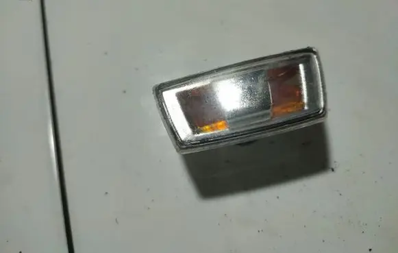 Opel Zafira B Front fender indicator light M13228580