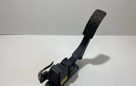 Accelerator throttle pedal