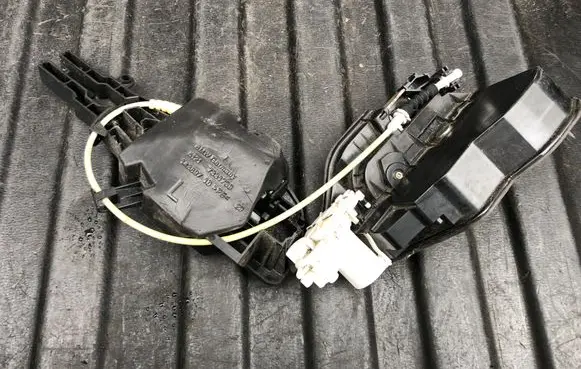 BMW X3 F25 Front door lock 7318411 7331739
