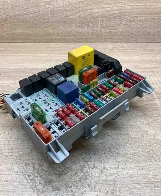 Opel Zafira A Fuse module 90589965