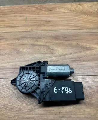 Volkswagen Passat Alltrack Rear door window regulator motor 0130821694