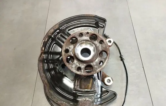 Mercedes-Benz B W246 W242 Front wheel hub A2464210820