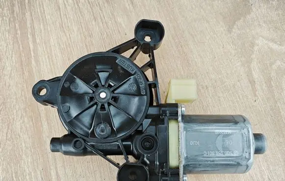 Audi Q3 F3 Front door window regulator motor 5Q0959801C