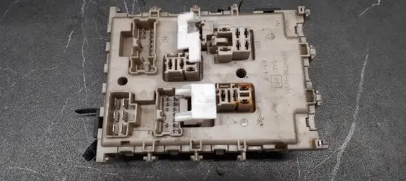 Nissan Almera Tino Fuse box set 243504u100