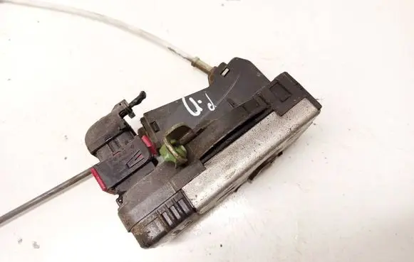 Opel Zafira A Front door lock 24414117