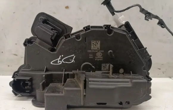 Volkswagen Golf VIII Front door lock 5TC837016B