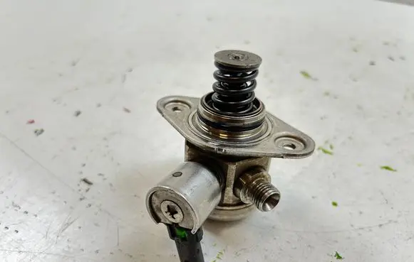 BMW 5 GT F07 Fuel injection high pressure pump 8604231