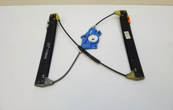 Volkswagen Touareg I Rear window lifting mechanism without motor 104932107
