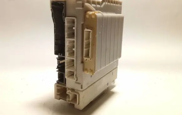 Lexus GS 300 350 430 450H Fuse module 8273030A60 6H081413