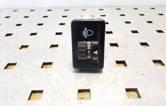 Suzuki Grand Vitara II Headlight level height control switch