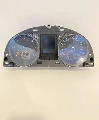 Volkswagen PASSAT B7 Speedometer (instrument cluster) 3AA920970J