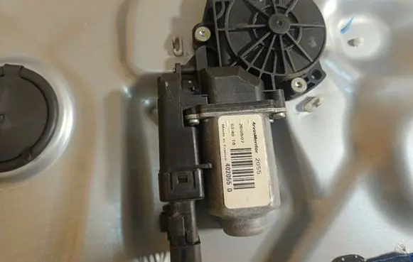 KIA Ceed Front door window regulator motor 402055D