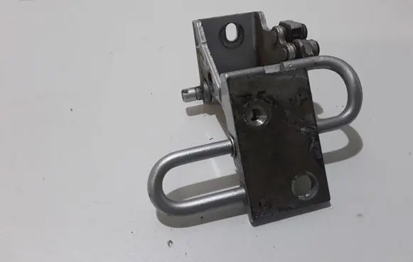 Volkswagen Touareg I Rear door upper hinge 7L0833412
