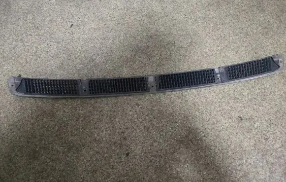 BMW 7 E38 Bonnet/hood grill 8203887