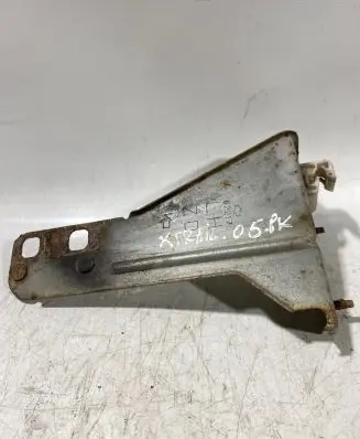 Nissan X-Trail T30 Headlight/headlamp mounting bracket 62217