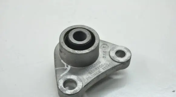 Volvo XC90 Engine mount bracket 8666205