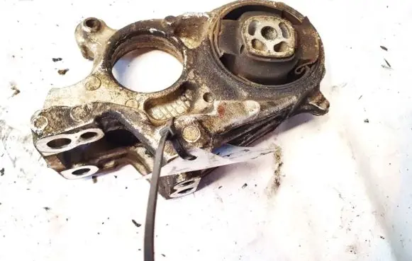 Citroen C4 I Engine mount bracket dvcepc810907