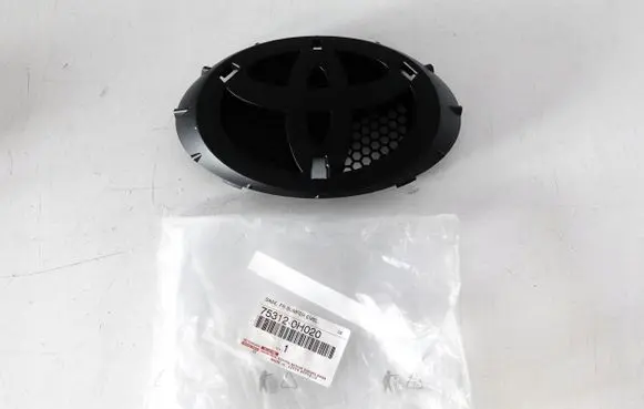 Toyota Aygo AB40 Manufacturer badge logo/emblem 753120H020