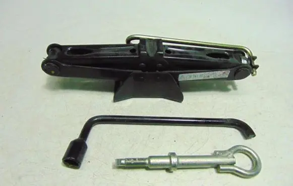 Peugeot 307 Spare wheel mounting bracket 