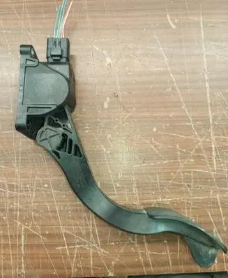 Accelerator throttle pedal