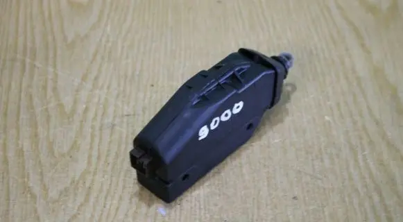 Saab 9000 CS Front door lock motor 