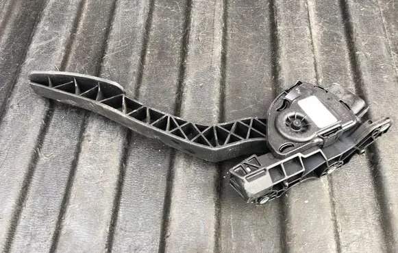Accelerator throttle pedal