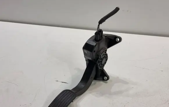 Accelerator throttle pedal