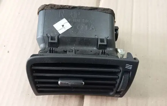 Toyota Avensis T250 Dashboard side air vent grill/cover trim 000